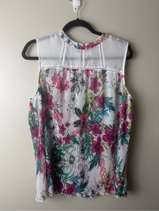City Streets Tops - Women’s City Streets Sleeveless White Floral Pleated Shell Top XL
